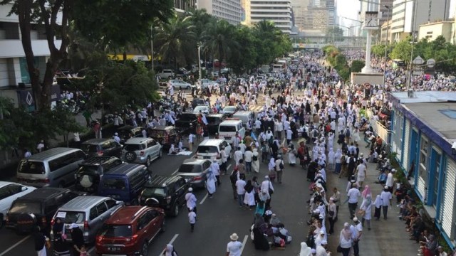 Peserta Reuni 212 memadati kawasan Bank Indonesia. (Foto: Fachrul Irwinsyah/kumparan)