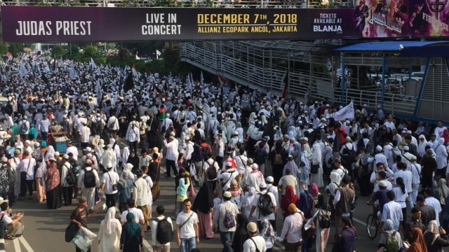Peserta Reuni 212 memadati kawasan Bank Indonesia, Jakarta. (Foto: Fachrul Irwinsyah/kumparan)