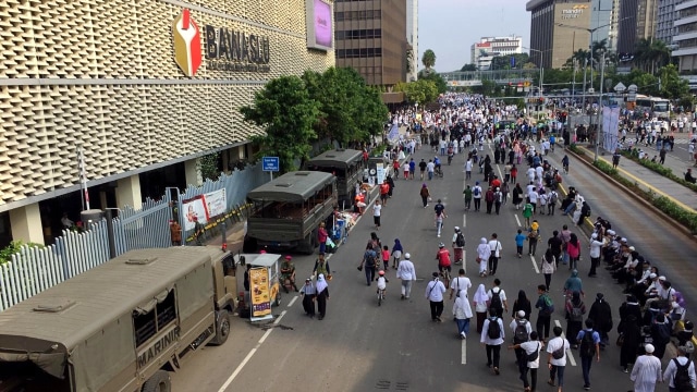 Peserta Reuni 212 berbaur dengan pengunjung CFD di kawasan Sarinah-Thamrin, Minggu (2/12/2018). (Foto: Andreas Ricky Febrian/kumparan)