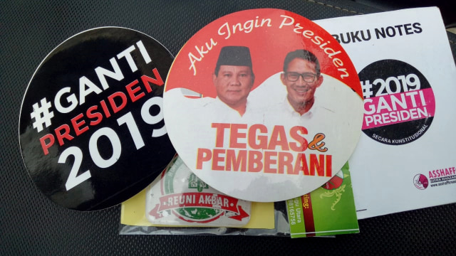 Stiker Prabowo-Sandi dan #GantiPresiden2019 di acara Reuni 212, Minggu (2/12/2018). (Foto: Fahrian Saleh/kumparan)