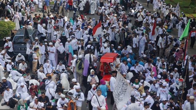 Peserta Reuni 212 memadati kawasan Patung Kuda, Medan Merdeka Barat, Minggu (2/12/2018). (Foto: Iqbal Firdaus/kumparan)