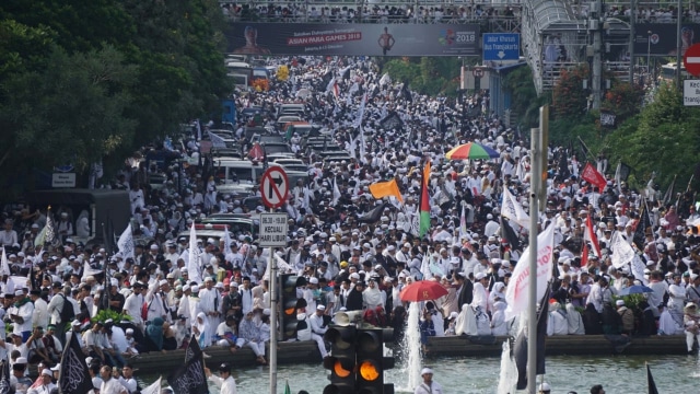 Peserta Reuni 212 memadati kawasan Patung Kuda, Medan Merdeka Barat, Minggu (2/12/2018). (Foto: Iqbal Firdaus/kumparan)