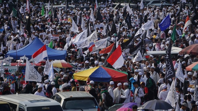 Peserta Reuni 212 memadati kawasan Patung Kuda, Medan Merdeka Barat, Minggu (2/12/2018). Foto: Iqbal Firdaus/kumparan