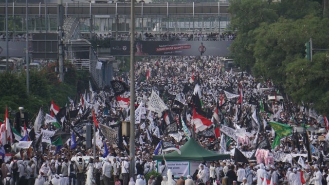 Massa Reuni 212 memadati Jalan Medan Barat, Jakarta Pusat, Minggu (2/12/2018). (Foto: Irfan Adi Saputra/kumparan)