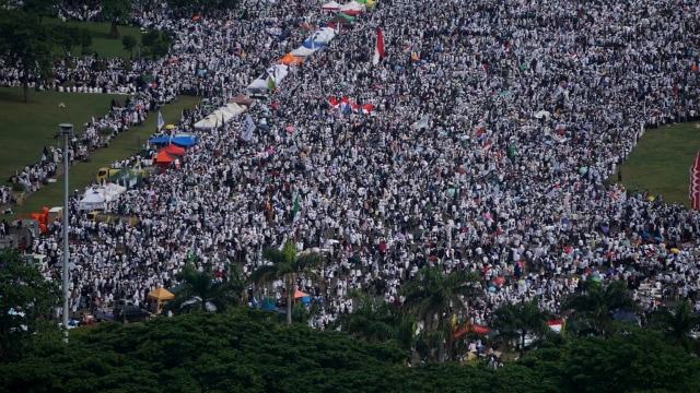 Massa Reuni 212 memadati Monumen Nasional, Jakarta Pusat, Minggu (2/12/2018). (Foto: Iqbal Firdaus/kumparan)