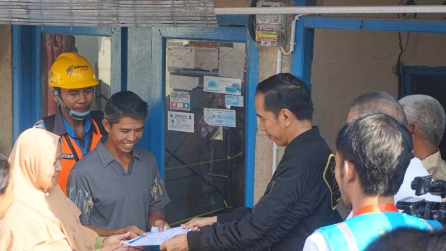 Presiden Joko Widodo mengecek pemasangan instalasi listrik di Bantarjati, Bogor, Jawa Barat (Foto: Yudhistira Amran Saleh/kumparan)