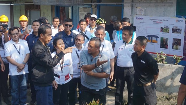 Presiden Joko Widodo mengecek pemasangan instalasi listrik di Bantarjati, Bogor, Jawa Barat (Foto: Yudhistira Amran Saleh/kumparan)