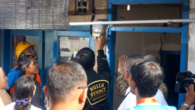 Presiden Joko Widodo mengecek pemasangan instalasi listrik di Bantarjati, Bogor, Jawa Barat (Foto: Yudhistira Amran Saleh/kumparan)