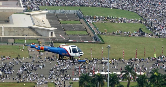 Helikopter milik Polisi melakukan pengamanan aksi Reuni 212 di kawasan Monas, Jakarta Pusat, Minggu (2/12/2018). (Foto: Iqbal Firdaus/kumparan)
