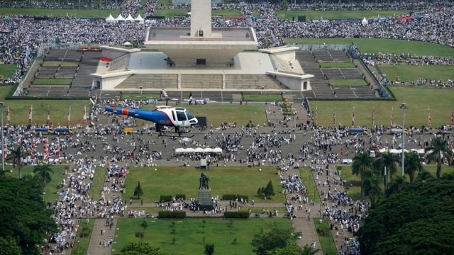 Helikopter milik Polisi melakukan pengamanan aksi Reuni 212 di kawasan Monas, Jakarta Pusat, Minggu (2/12/2018). (Foto: Iqbal Firdaus/kumparan)