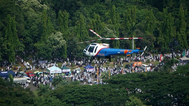 Helikopter milik Polisi melakukan pengamanan aksi Reuni 212 di kawasan Monas, Jakarta Pusat, Minggu (2/12/2018). (Foto: Iqbal Firdaus/kumparan)