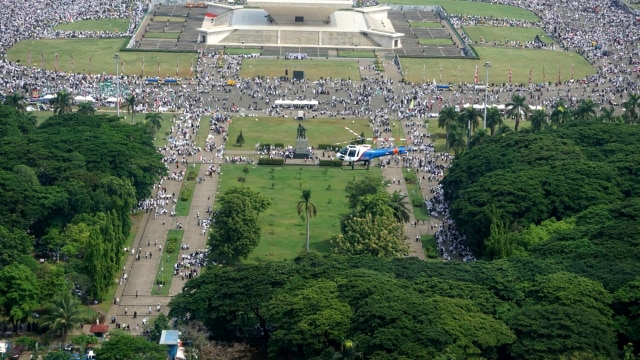 Helikopter milik Polisi melakukan pengamanan aksi Reuni 212 di kawasan Monas, Jakarta Pusat, Minggu (2/12/2018). (Foto: Iqbal Firdaus/kumparan)