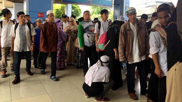 Massa Aksi Reuni 212 memadati loket di Stasiun Juanda. (Foto: Nesia Qurrota A'yuni/kumparan)
