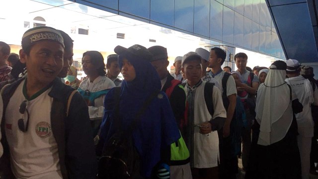Massa Aksi Reuni 212 memadati loket di Stasiun Juanda. (Foto: Nesia Qurrota A'yuni/kumparan)