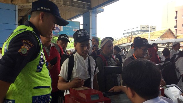 Massa Aksi Reuni 212 memadati loket di Stasiun Juanda. (Foto: Nesia Qurrota A'yuni/kumparan)