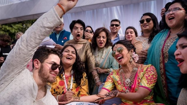 Nick Jonas dan Priyanka Chopra di Upacara Mehendi. (Foto: Instagram/@priyankachopra)