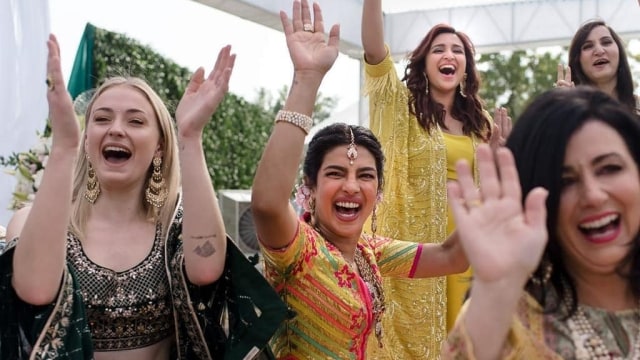 Priyanka Chopra (kedua dari kiri) di Upacara Mehendi. (Foto: Instagram/@priyankachopra)