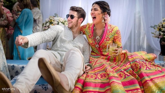 Nick Jonas dan Priyanka Chopra di Upacara Mehendi. (Foto: Instagram/@priyankachopra)