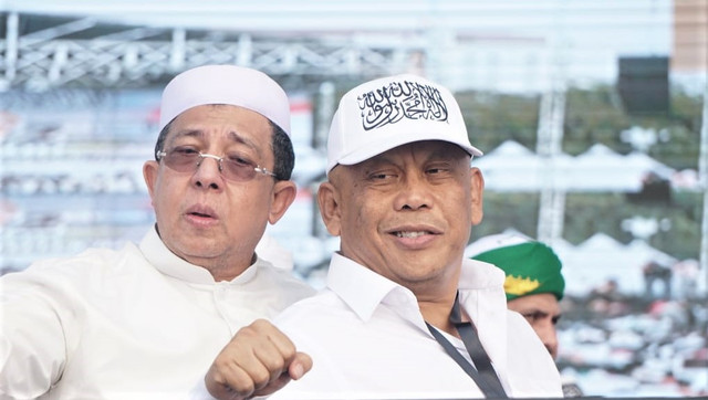 Eggi Sudjana (kanan), saat berada dalam acara Reuni 212 di Monumen Nasional, Jakarta, Minggu (2/12/2018). Foto: Nugroho Sejati/kumparan