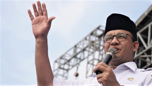 Gubernur DKI Jakarta, Anies Baswedan, saat menyapa para peserta acara Reuni 212 di Monumen Nasional, Jakarta, Minggu (2/12/2018). (Foto: Nugroho Sejati/kumparan)