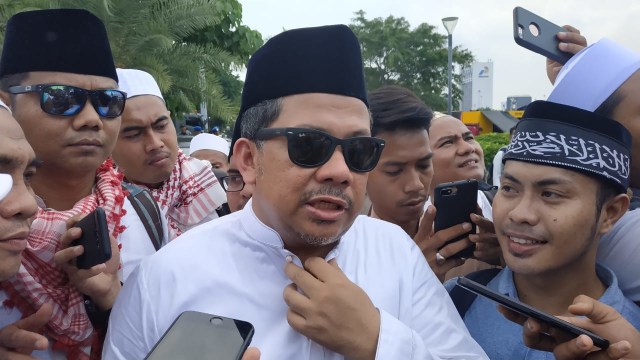 Fahri Hamzah saat berada dalam acara Reuni 212 membersihkan lokasi sekitaran Monas, Jakarta, Minggu (2/12/2018). (Foto: Maulana Ramadhan/kumparan)