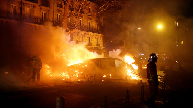 Aksi protes rompi kuning di kota Paris, Prancis berujung rusuh. (Foto: REUTERS/Stephane Mahe)