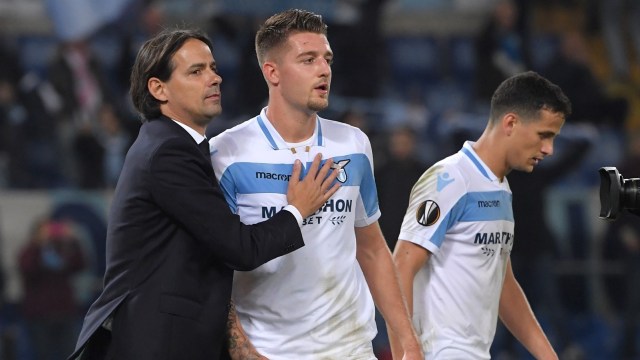 Simone Inzaghi dan Sergej Milinkovic-Savic usai laga Liga Europa menghadapi Marseille. (Foto: AFP/Tiziana Fabi)