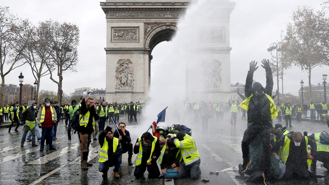 Aksi protes rompi kuning di kota Paris, Prancis berujung rusuh. (Foto: REUTERS/Stephane Mahe)