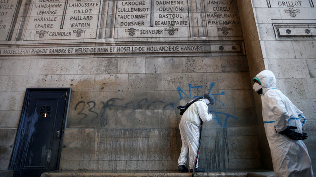 Petugas membersihkan dampak dari protes massa rompi kuning di kota Paris, Prancis. (Foto: REUTERS/Stephane Mahe)