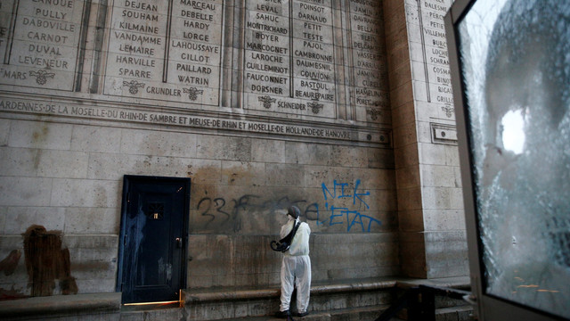 Petugas membersihkan dampak dari protes massa rompi kuning di kota Paris, Prancis. (Foto: REUTERS/Stephane Mahe)