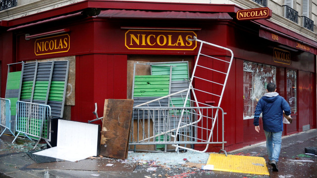 Dampak dari protes massa rompi kuning di kota Paris, Prancis. (Foto: REUTERS/Stephane Mahe)