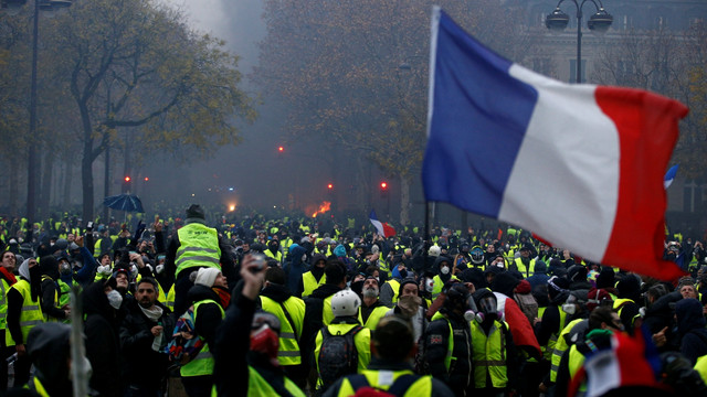 Massa rompi kuning melakukan aksi protes di kota Paris, Prancis. (Foto: REUTERS/Stephane Mahe)