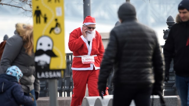 Sinterklas mengikuti kegiatan amal untuk anak-anak kurang mampu di Budapest, Hungaria.
 (Foto: ATTILA KISBENEDEK / AFP)