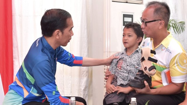 Presiden Joko Widodo berbincang dengan anak penyandang disabilitas di peringatan Hari Disabilitas Internasional 2018 di Bekasi. (Foto: Jihad Akbar/kumparan)