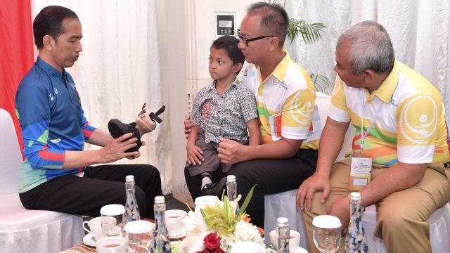 Presiden Joko Widodo berbincang dengan anak penyandang disabilitas di peringatan Hari Disabilitas Internasional 2018 di Bekasi. (Foto: Jihad Akbar/kumparan)