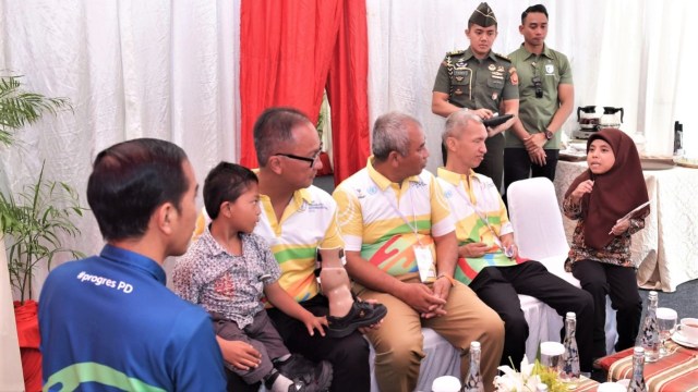 Presiden Joko Widodo berbincang dengan anak penyandang disabilitas di peringatan Hari Disabilitas Internasional 2018 di Bekasi. (Foto: Jihad Akbar/kumparan)