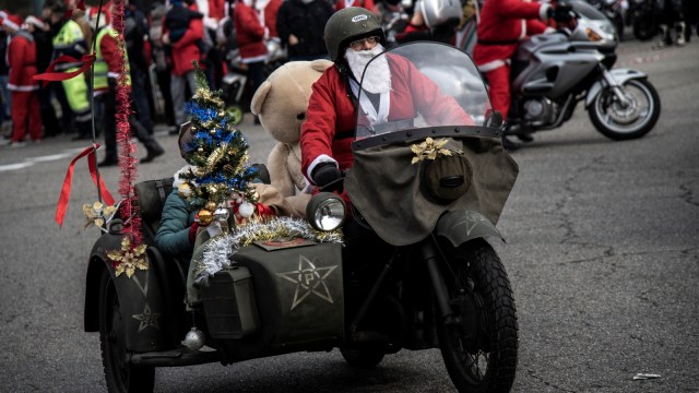 Ratusan Sinterklas mengikuti acara Reli Santa Claus 'Papa Noel' ke-9 di Turin,  Italia. (Foto: AFP/MARCO BERTORELLO)