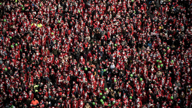 Ratusan Sinterklas mengikuti acara Reli Santa Claus 'Papa Noel' ke-9 di Turin,  Italia. (Foto: AFP/MARCO BERTORELLO)