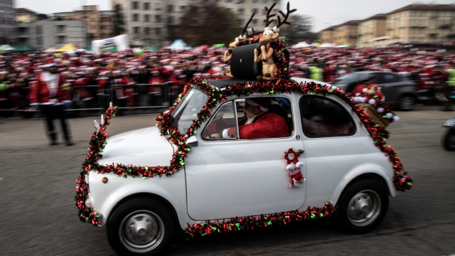 Ratusan Sinterklas mengikuti acara Reli Santa Claus 'Papa Noel' ke-9 di Turin,  Italia. (Foto: AFP/MARCO BERTORELLO)