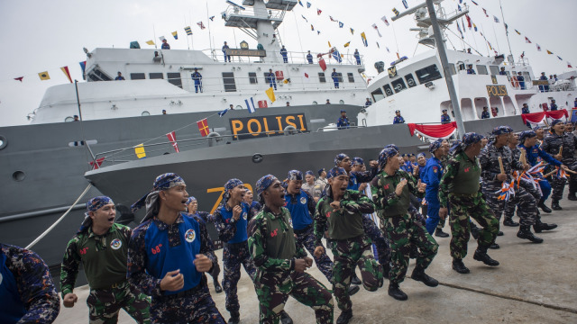 Personel Polairud dan TNI AL meneriakan yel-yel dalam peringatan HUT ke-68 Polairud di Makopolair Baharkam Mabes Polri, Tanjung Priok, Jakarta, Senin (3/12/2018). (Foto: ANTARA FOTO/Aprillio Akbar)