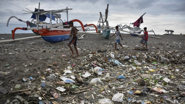 Sejumlah anak-anak berada di muara sungai Jangkuk yang penuh dengan sampah. Foto: ANTARA FOTO/Ahmad Subaidi