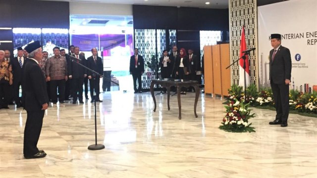 Dwi Soetjipto dilantik sebagai Kepala SKK Migas oleh Menteri ESDM, Ignasius Jonan, Senin (3/12).  (Foto: Ema Fitriyani/kumparan)