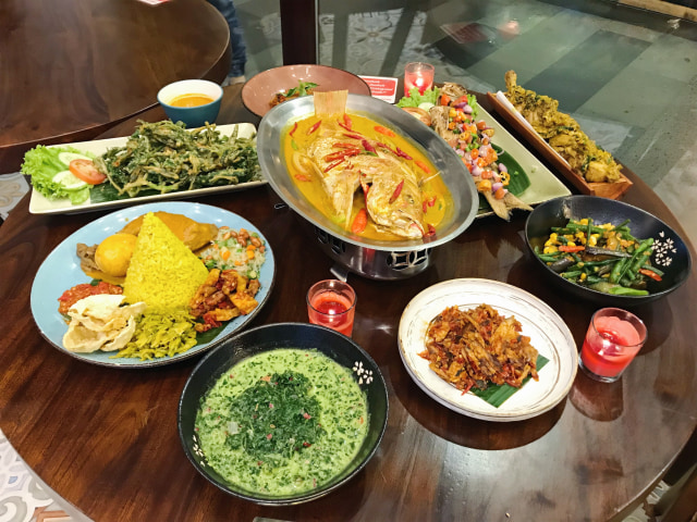 Ragam sajian di Mantra Indonesia. (Foto: Toshiko Potoboda/kumparan)