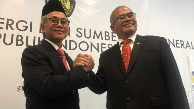 Dwi Soetjipto (kiri) bersama Amien Sunaryadi di Kementerian ESDM, Jakarta. (Foto: Ema Fitriyani/kumparan)