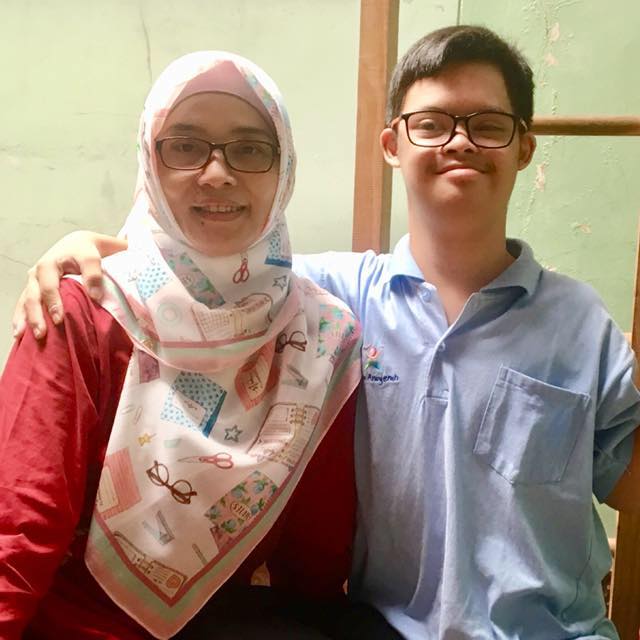 Junika Sugiarsih dan anaknya.  (Foto: Shutterstock)