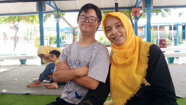 Junika Sugiarsih dan anaknya. (Foto: Nanda Saputri/kumparan)