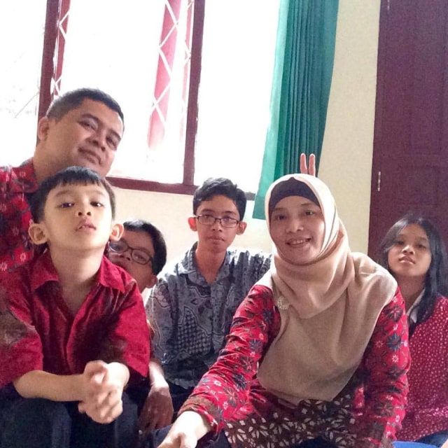 Junika Sugiarsih dan keluarganya.  (Foto: Facebook Junika Sugiarsih)