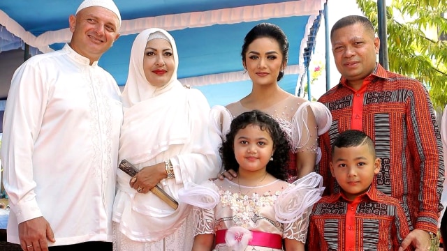 Krisdayanti berfoto bersama mantan istri Raul Lemos. (Foto: Instagram/@krisdayantilemos)