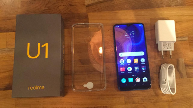 Isi kemasan Realme U1. (Foto: Astrid Rahadiani Putri/kumparan)