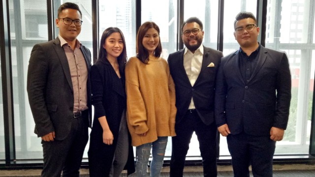 Ivan Tandyo (kedua dari kanan) bersama timnya di Navanti Holdings. Di sebelah kirinya (sweter oranye), ialah Margaret, sang istri. (Foto: Anggi Kusumadewi/kumparan)